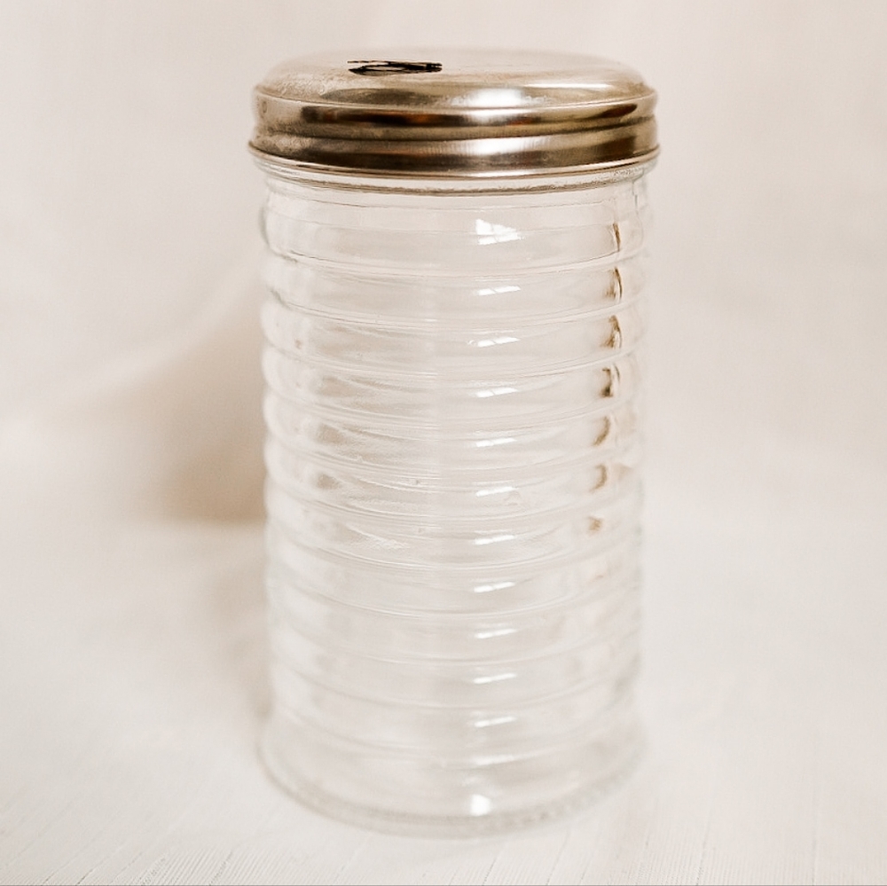 Glass diner-style sugar pourer